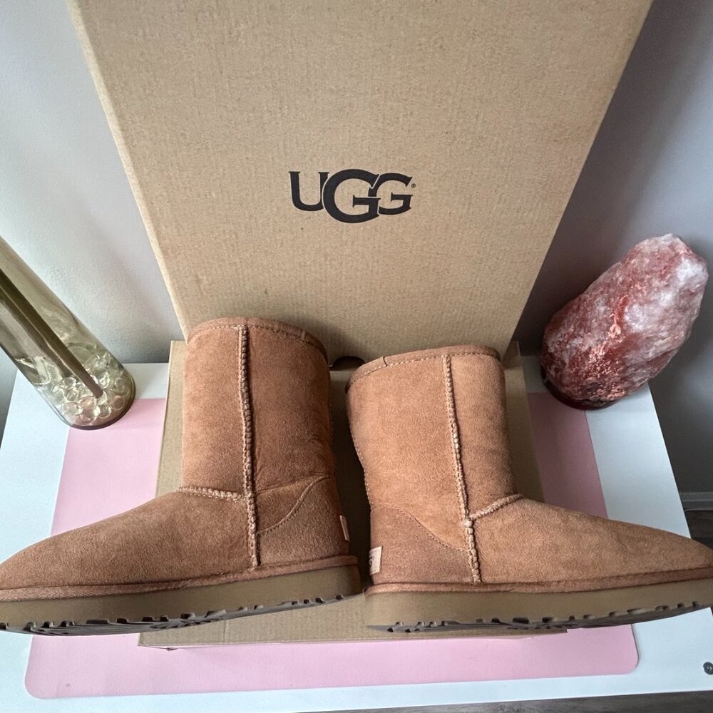NWT Ugg Women's Classic Short II - Picture 10 of 13